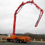 Как залить фундамент на участке с узким подъездом: эффективное решение с помощью автобетононасоса